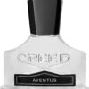 Creed Aventus Eau de Parfume Creed Aventus Eau de Parfum er en ikonisk, maskulin og karismatisk duft, der har opnået kultstatus blandt herredufte. Kendt for sin perfekte balance mellem frugtige, røgede og træagtige noter, er denne parfume skabt til den succesfulde, selvsikre mand, der ønsker en kraftfuld og uforglemmelig signaturduft.