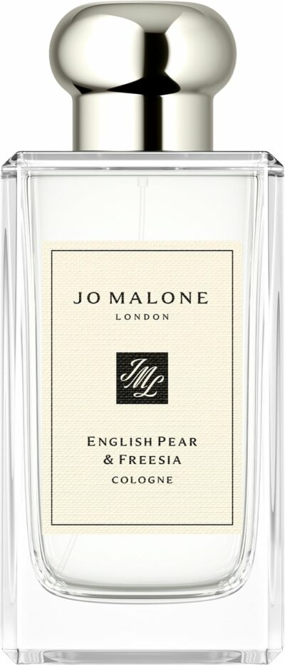 Jo Malone English Pear & Freesia Cologne er en elegant, let og sofistikeret unisex-duft, inspireret af sensommerens saftige pærer og blomstrende fresiaer. Denne duft balancerer frugtige, florale og træagtige noter, hvilket skaber en delikat og tidløs signaturduft.