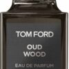 Tom Ford Oud Wood Eau de Parfum er en sofistikeret, røgfyldt og luksuriøs duft, der skiller sig ud med sin unikke kombination af orientalske og træagtige noter. Som en af de mest ikoniske oud-dufte fra Tom Ford, er denne parfume perfekt til mænd og kvinder, der søger en mystisk, sensuel og kraftfuld signaturduft.