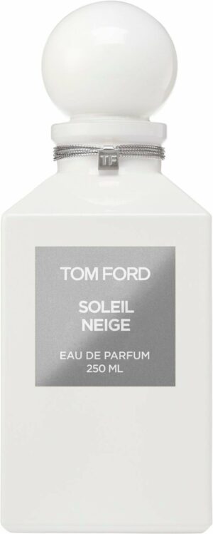 Tom Ford Soleil Neige Eau de Parfume Tom Ford Soleil Neige Eau de Parfum er en sofistikeret og lys duft, inspireret af den skinnende sne under vintersolen. Denne parfume kombinerer friske citrusnoter med cremede blomster og varme træagtige akkorder, hvilket skaber en let, luksuriøs og strålende duftoplevelse.