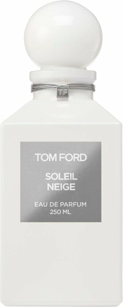 Tom Ford Soleil Neige Eau de Parfume Tom Ford Soleil Neige Eau de Parfum er en sofistikeret og lys duft, inspireret af den skinnende sne under vintersolen. Denne parfume kombinerer friske citrusnoter med cremede blomster og varme træagtige akkorder, hvilket skaber en let, luksuriøs og strålende duftoplevelse.