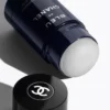 CHANEL BLEU DE CHANEL Deodorant Stick CHANEL Bleu de Chanel Deodorant Stick er en raffineret, frisk og træagtig deodorant, der tilbyder langvarig beskyttelse med den ikoniske duft af Bleu de Chanel. Den giver en frisk og sofistikeret fornemmelse, perfekt til den moderne mand, der ønsker luksus i hverdagen.