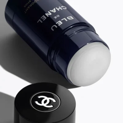CHANEL BLEU DE CHANEL Deodorant Stick CHANEL Bleu de Chanel Deodorant Stick er en raffineret, frisk og træagtig deodorant, der tilbyder langvarig beskyttelse med den ikoniske duft af Bleu de Chanel. Den giver en frisk og sofistikeret fornemmelse, perfekt til den moderne mand, der ønsker luksus i hverdagen.
